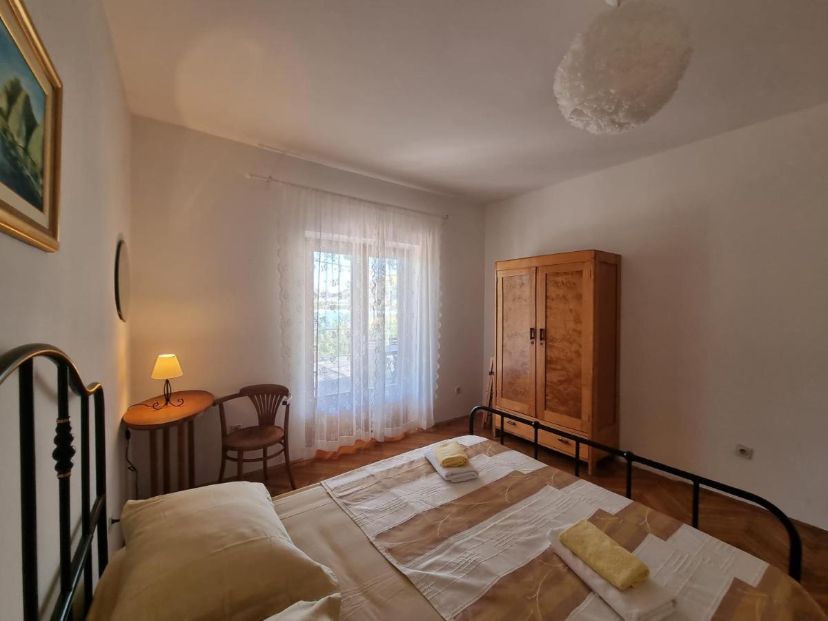 Cozy Apartments With Seafront Terraces Оміш Екстер'єр фото
