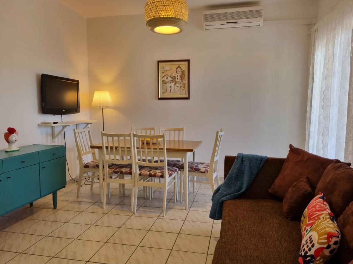 Cozy Apartments With Seafront Terraces Оміш Екстер'єр фото